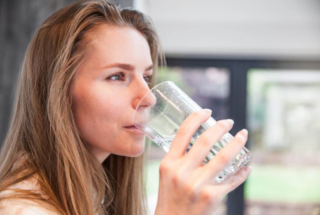 drinking plenty water home-remedies-for-bad-breath (1)
