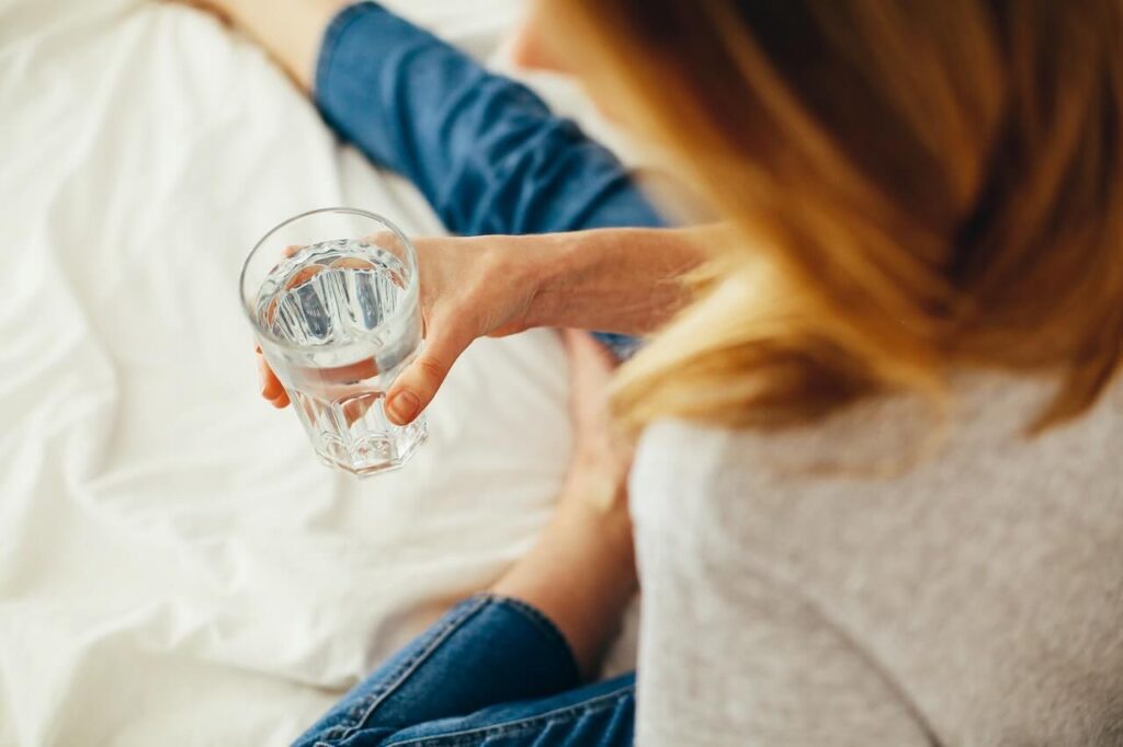 drinking water before bed benefits