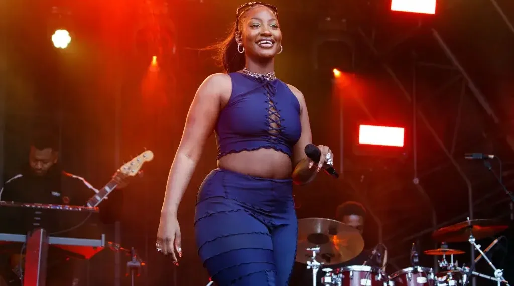 american music awards 2022 tems wizkid